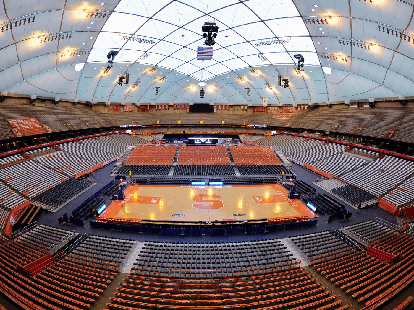 La cancha de baloncesto más grande fuera de la NBA Carrier Dome en Syracuse 1