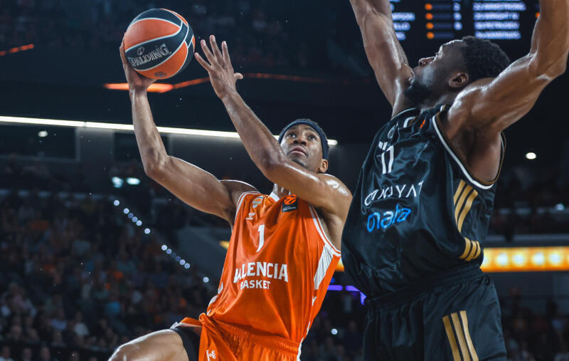 Valencia Basket logra una valiosa victoria ante Dubai Basketball Kam Taylor
