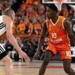 Valencia celebra la fiesta de inauguración y vence a Virtus 103-94 rampant valencia celebra fiesta de inauguracion y vence a virtus 103 94