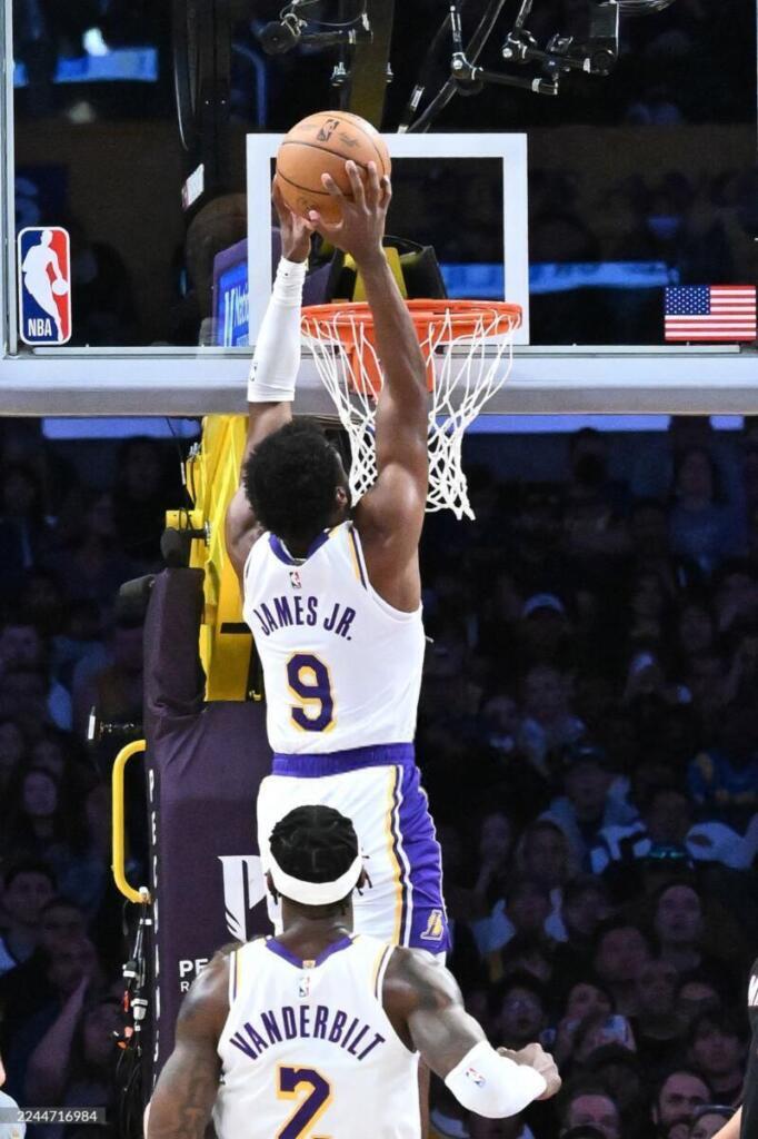 Los Lakers vencen a los Blazers sin Doncic ni Reaves 123-115 Bronnie James