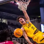 Joshua Obiesie se une a los leones en un compromiso fuerte Josh Obiesie