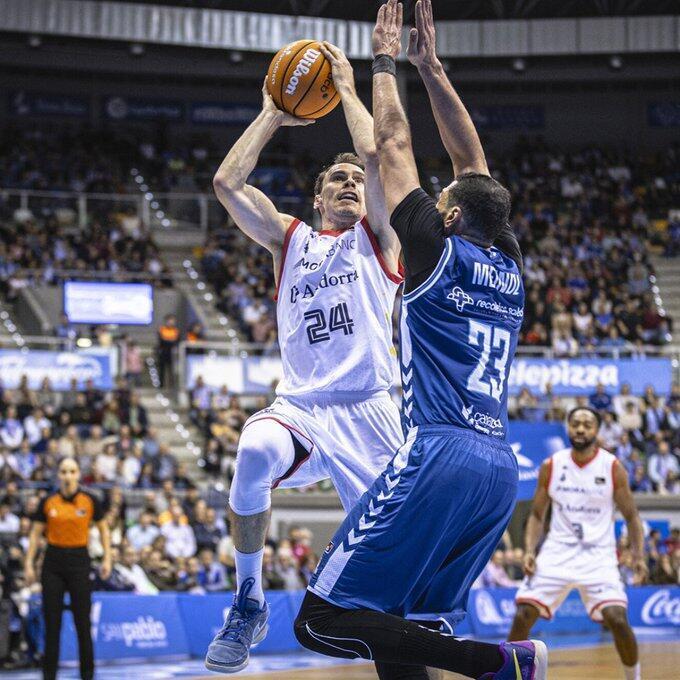 Un minuto de desconexión condena al San Pablo frente al Andorra 86-93 Kuric contra Burgos