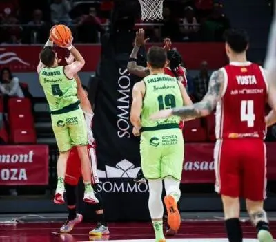 Unicaja logra sentencia a triple limpio en Zaragoza 79-86 Unicaja Kalinoski