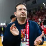 Ofer Yannay, dueño del Hapoel Tel Aviv, se enfrenta a árbitros durante un partido Ofer Yannay