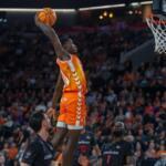 Valencia Basket supera a Coviran Granada y sale del bache Omari Moore