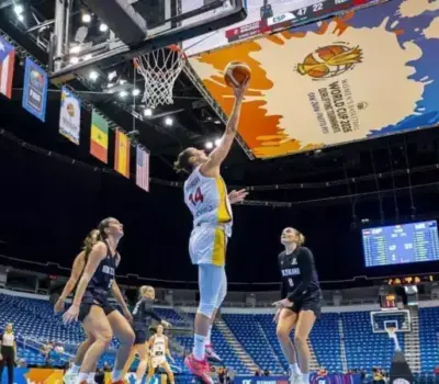 España inicia su camino con contundente victoria ante Nueva Zelanda Raquel Carrera contra Nueva Zelanda