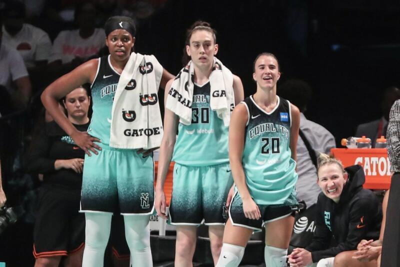 Renovaciones de Breanna Stewart, Jonquel Jones y Sabrina Ionescu con las Liberty Breanna Stewart Jonquel Jones and Sabrina Ionescu