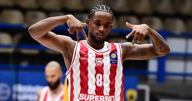 Olympiacos supera a AEK y avanza a la final de la Supercopa Griega Jean Montero Olympiacos scaled