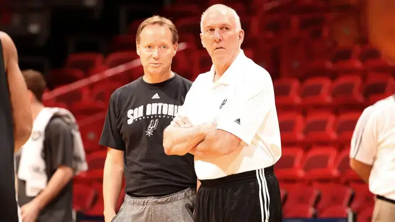 Gregg Popovich se casa con la exesposa de su asistente de los Spurs Popovic Budenholzer scaled