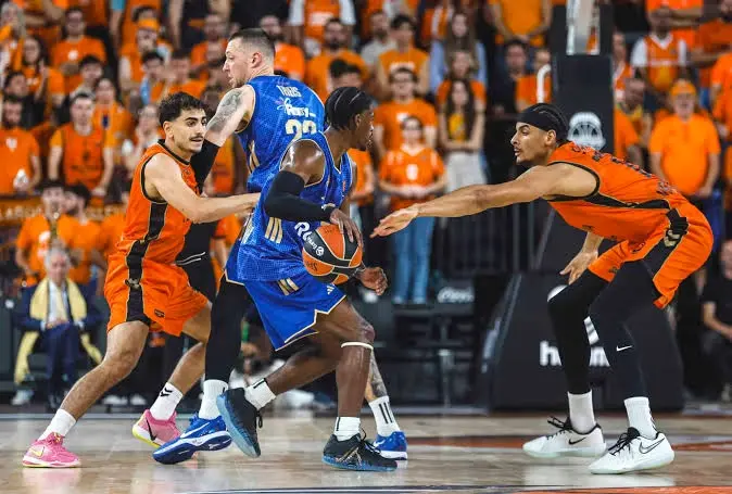 Valencia Basket tropieza otra vez: el Maccabi conquista el Roig Arena por 88-91 Maccabi Valencia Basket
