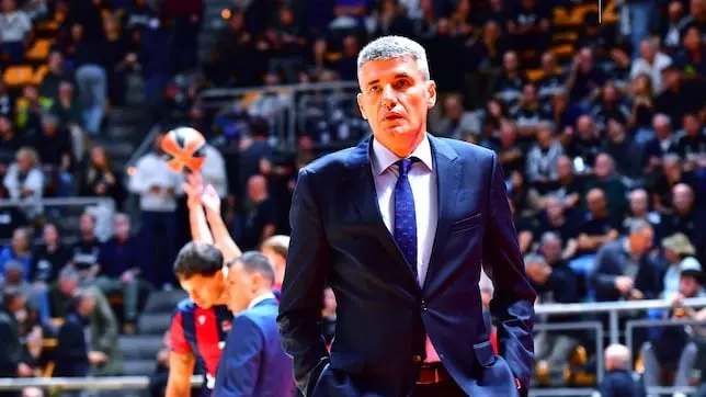 Baskonia cae ante Virtus Bolonia (86-78) en el estreno de Velimir Perasovic pese a remontar 17 puntos Velimir Perasovic durante el partido Virtus Bolonia-Baskonia de Euroliga.